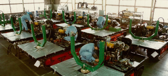 工場で生産されるスノーマシン 写真