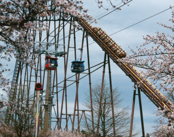 東京都稲城市の遊園地、よみうりランドのゴンドラ「スカイシャトル」 写真