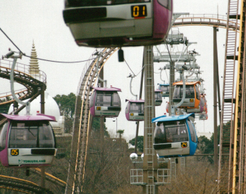 東京都稲城市の遊園地、よみうりランドのゴンドラ「スカイシャトル」 写真